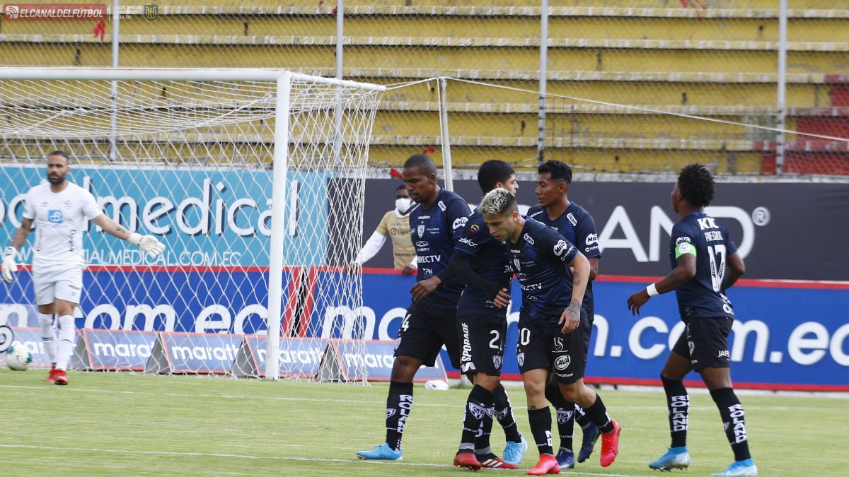 Los jugadores de Independiente del Valle festejan el primer gol de Christian Ortiz ante Aucas, en el estadio Gonzalo Pozo Ripalda