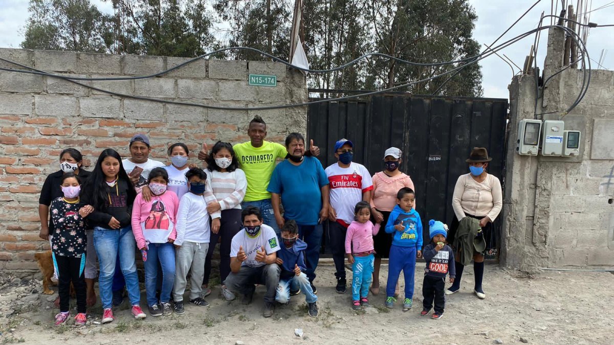 Pervis Estupiñán con las personas que le ayudaron a recuperar el pasaporte.