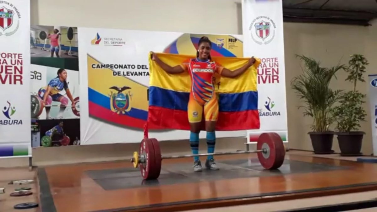 Participación. Jiménez entonó como triple campeona el himno desde las instalaciones de la Federación Deportiva de Imbabura, donde transmitió su competencia.