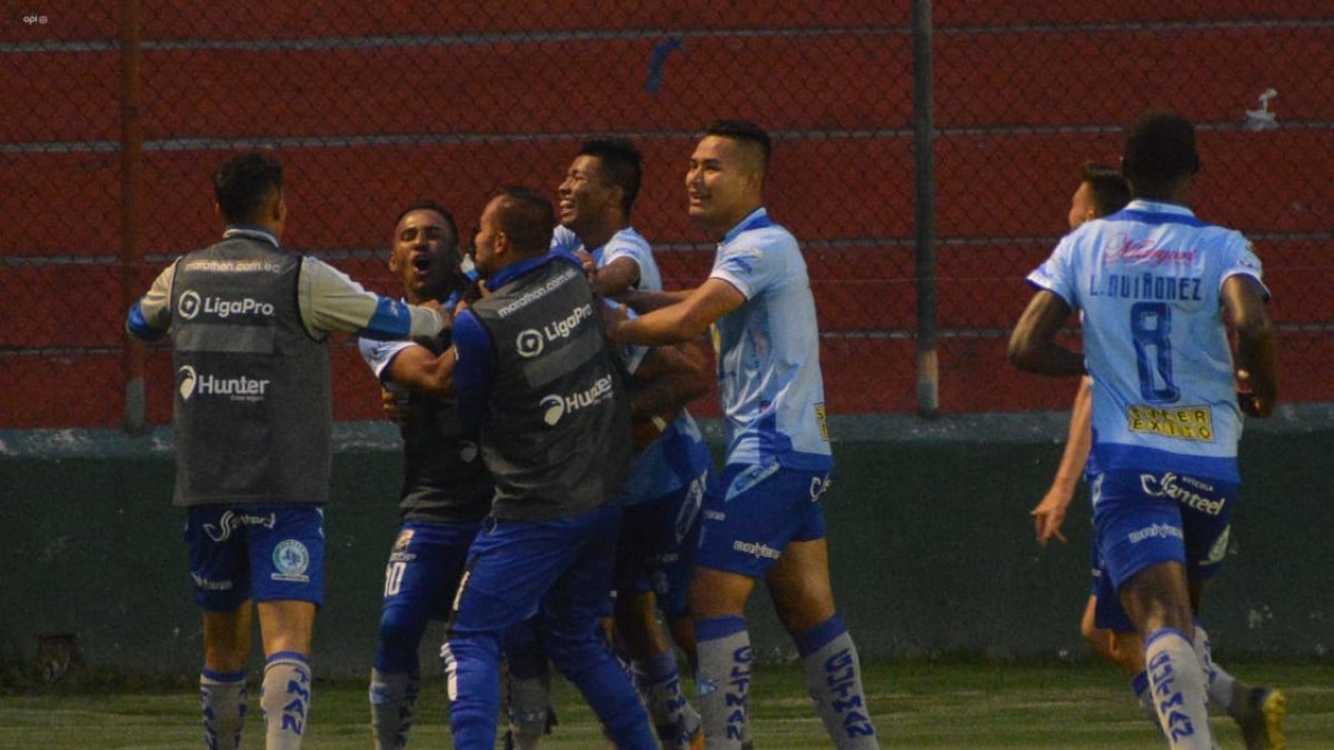 Los jugadores de Macará festejan el gol anotado por Ronald Champang