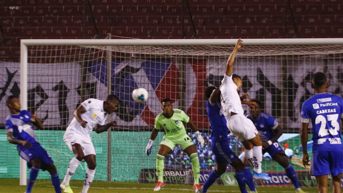El partido inició con mucho ritmo pero se apagó con la expulsión de Carabalí en Emelec.