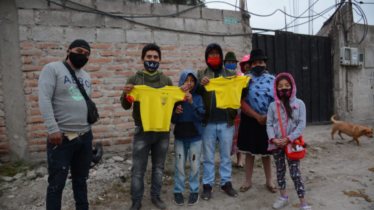 William Latacunga (segunda desde la izquierda) junto a familiares y amigos en el lugar donde se tomó la foto con Pervis Estupiñán.