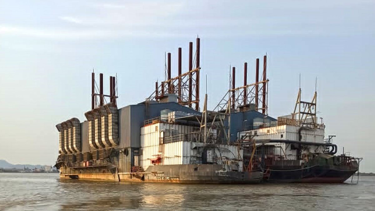 Las barcazas. Son las que producían electricidad en el pasado. Estas acoderan en el muelle de Termoguayas.