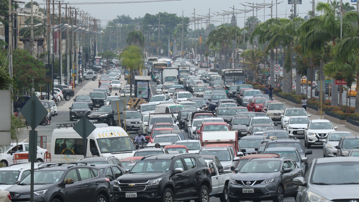 El tráfico se colapsó por 2 horas. Agentes de la ATM y la CTE llegaron al sitio para generar fluidez en la vía.