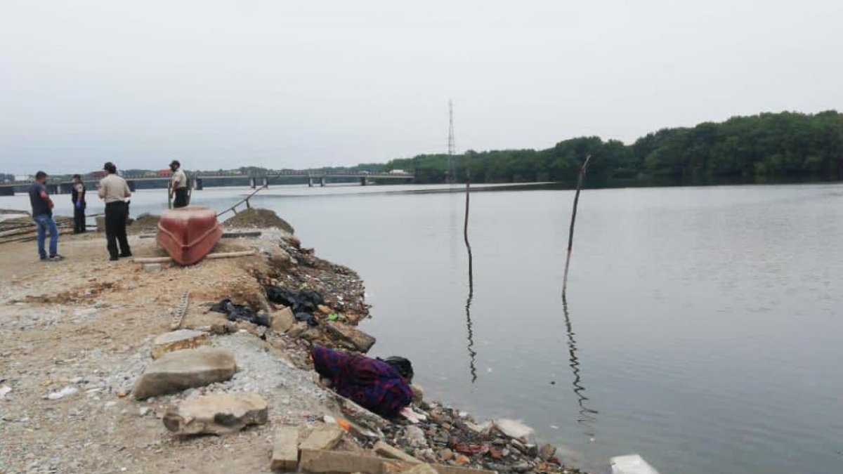 El fallecido estaba envuelto en sábanas y la cabeza metida en una funda negra