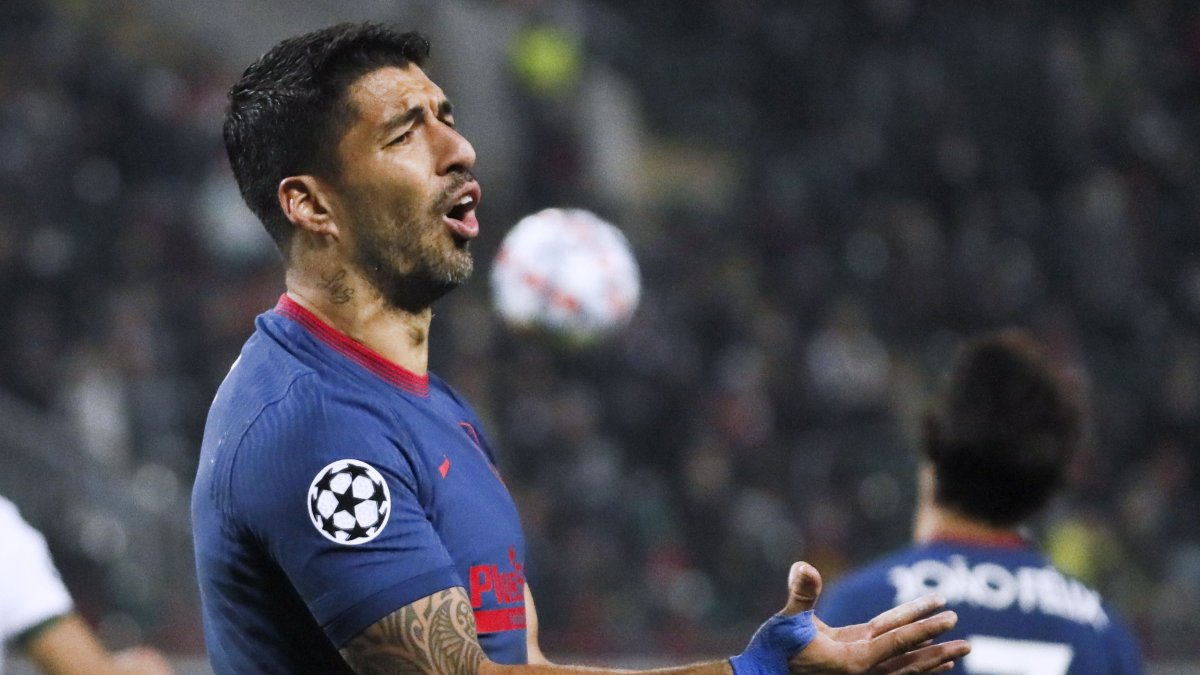 Luis Suárez no podrá comandar la delantera del Atlético ante Barcelona.