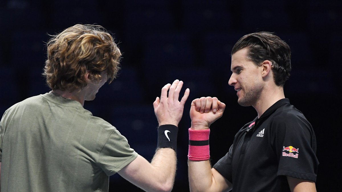 El ruso Andrey Rublev (i) se despide del austríaco Dominic Thiem, luego de su enfrentamiento en Londres.
