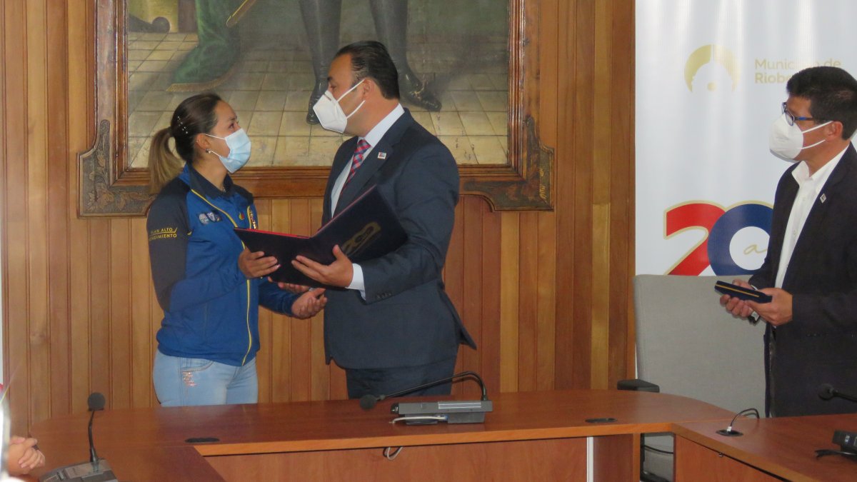 La ciclista ecuatoriana recibió de las manos del alcalde de Riobamba, Napoleón Cadena, el reconocimiento Bicentenario.