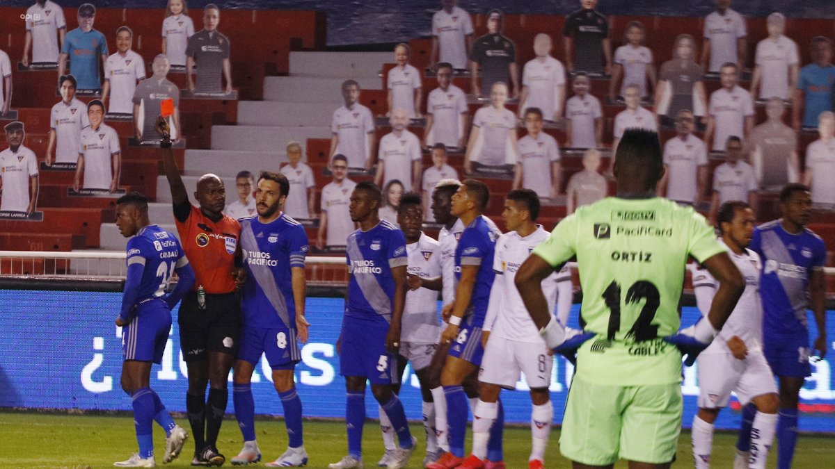 La expulsión de Bryan Carabalí, que dejó a Emelec en inferioridad numérica ante Liga, fue cuestionada por el dirigente de Barcelona.