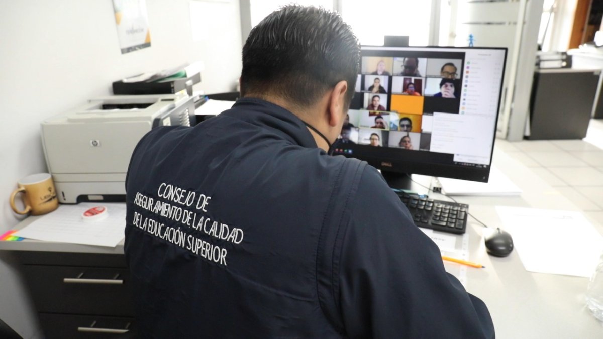 Un delegado del Caces durante el proceso de evaluación de las universidades y escuelas politécnicas del país, 2019-2020.