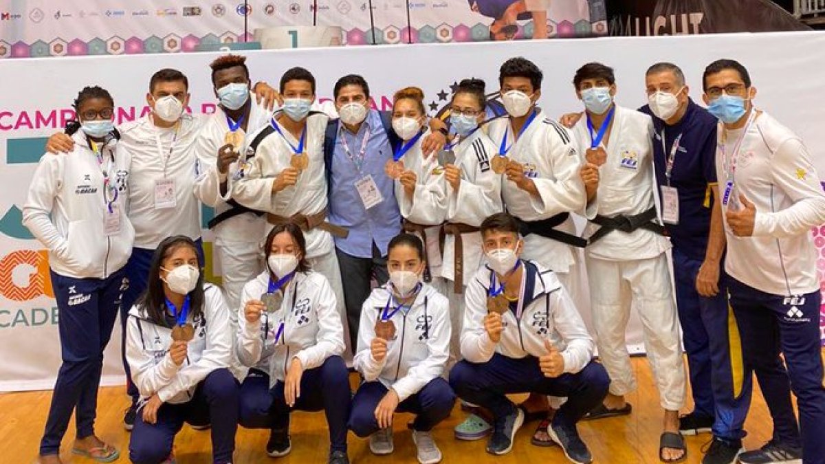 Tricolores. Los equipos nacionales de Cadetes y Junior con las medallas obtenidas.