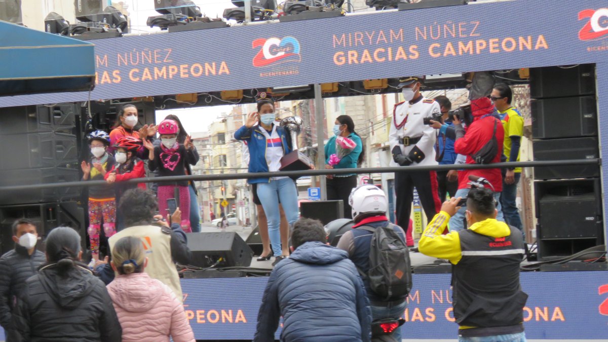 La tricolor recorrió desde una plataforma móvil las calles de Riobamba. Antes usó moto.