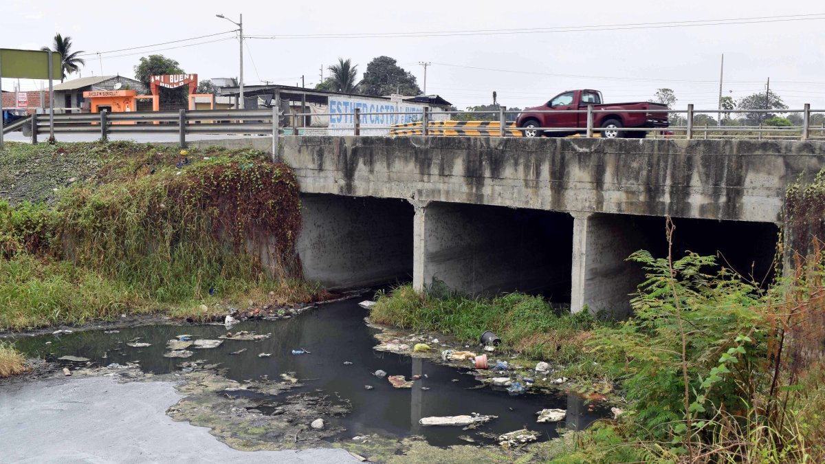 Como se observa en la imagen permanece el estero, en varios puntos. El agua está sucia, con basura y una especie de lama. Y los malos olores se intensifican cuando los días son más calurosos.