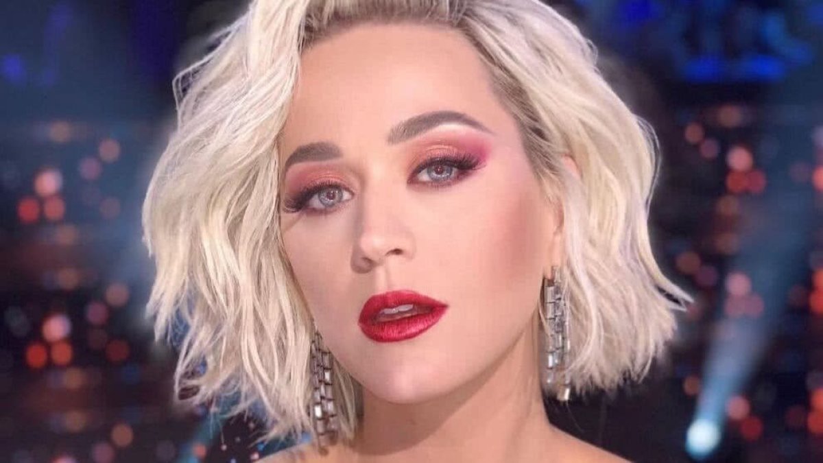 Un look que armoniza a la perfección con la forma del rostro de la cantante Katy Perry