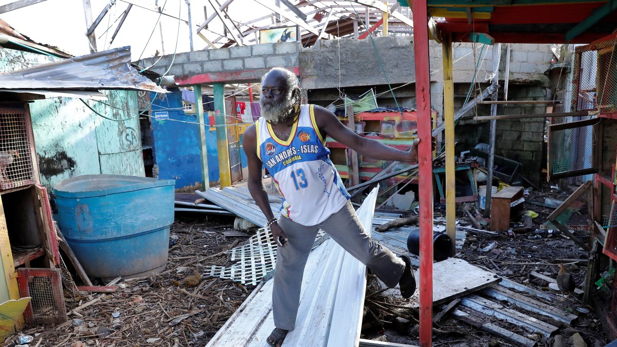Samuel Manuel Thyeo camina entre las ruinas de su casa hoy en San Andrés (Colombia.