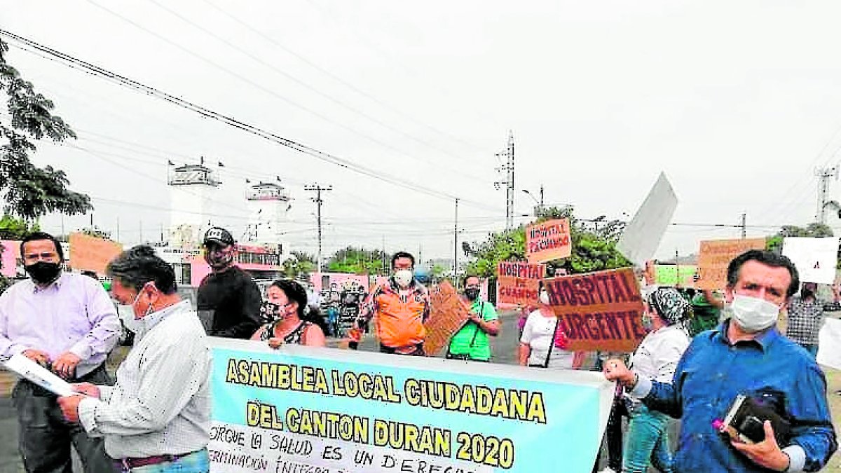 Los vecinos del cantón Durán hicieron un plantón en el exterior de la obra del Hospital de Durán.