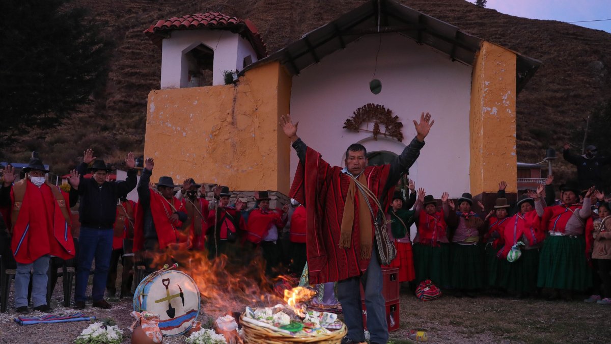 Pobladores de Hampaturi, junto al ministro de Medio Ambiente y Agua, Juan Santos(i), realizan un ritual ancestral.