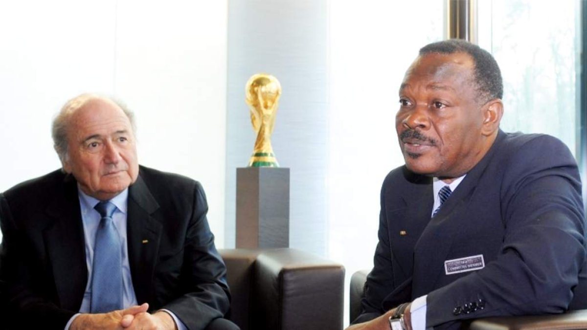 Yves Jean-Bart (d), junto a Joseph Blatter cuando ambos ocupaban cargos importantes en la FIFA.
