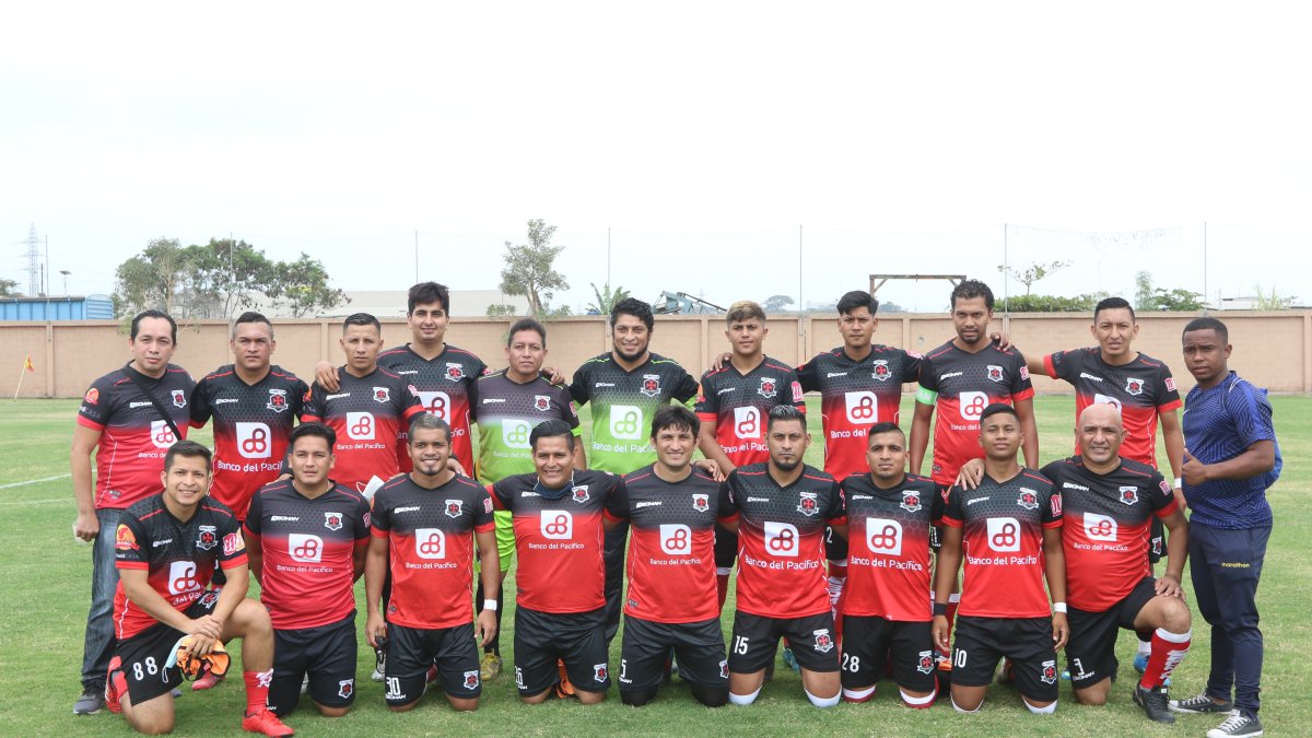 Camaradería. La plantilla de Pied Morr revive una tradición futbolística.