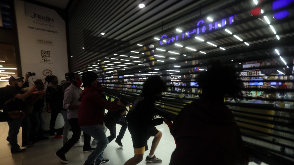 La marcha transcurrió sin incidentes, excepto por un pequeño grupo que vandalizó un Carrefour situado en la calle Pamplona de Sao Paulo, junto a la céntrica Avenida Paulista.