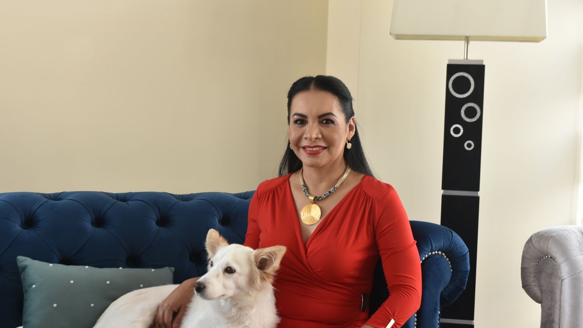 Diana Atamaint fue electa diputada por la provincia de Morona Santiago en 2006 y es la primera mujer shuar en ocupar la presidencia del Consejo Nacional Electoral.