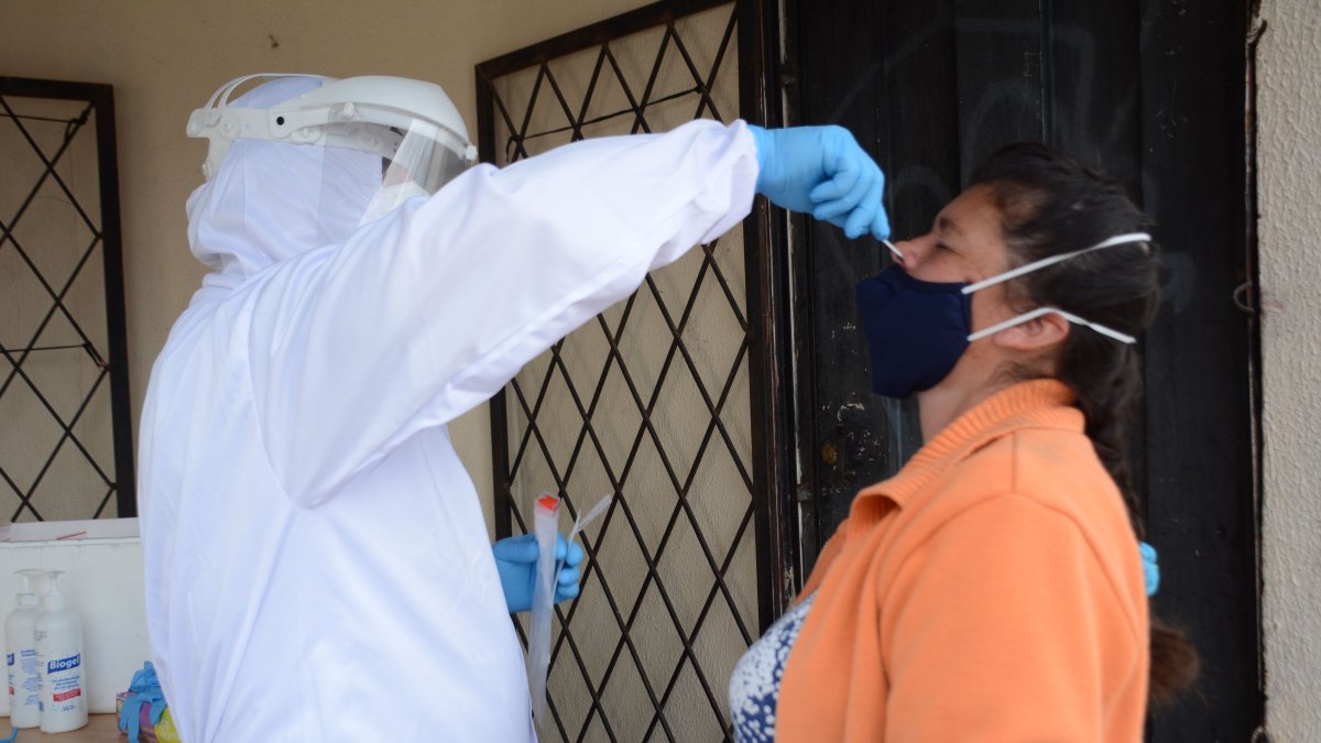 Pruebas. En ciudades como Quito se realizan PCR puerta a puerta.