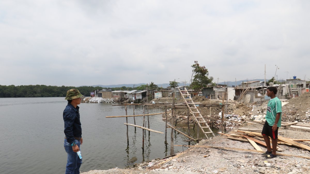 Escenario. Las orillas del estero Salado también son algunas de las zonas del tráfico de tierras.
