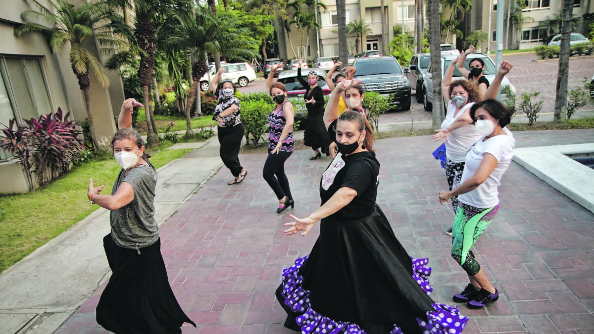 Danza. Un grupo de amigas muestran el baile español que harán en este diciembre, en su reunión privada. Unas estarán en línea.