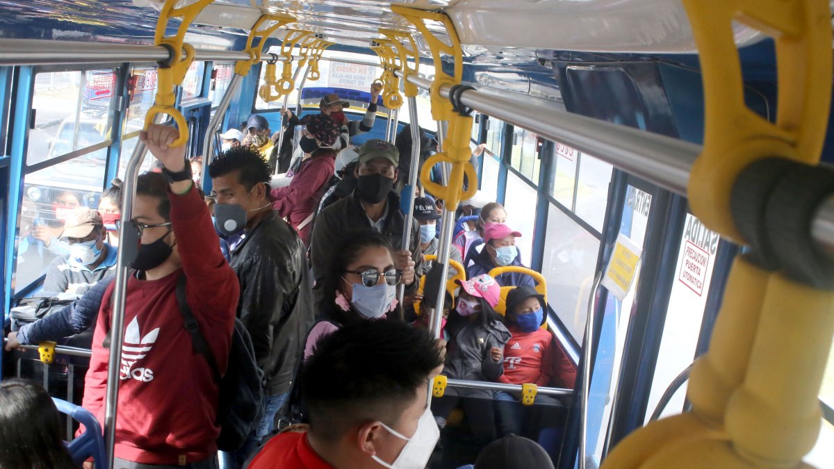 Usuarios se quejan del incumplimiento del aforo en buses urbanos y transporte masivo de la ciudad, sobre todo a las horas pico, entre las 07:00 y las 09:00 y las 17:00 y las 19:00.
