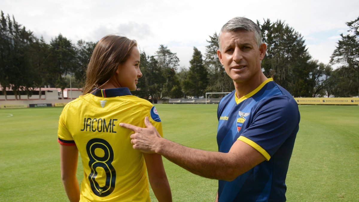 Arella Jácome y su padre Santiago se sienten orgullosos de defender a la Tricolor.