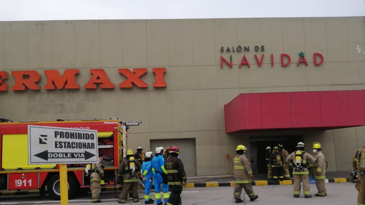 Los bomberos controlando el incendio en el centro comercial Albán Borja.