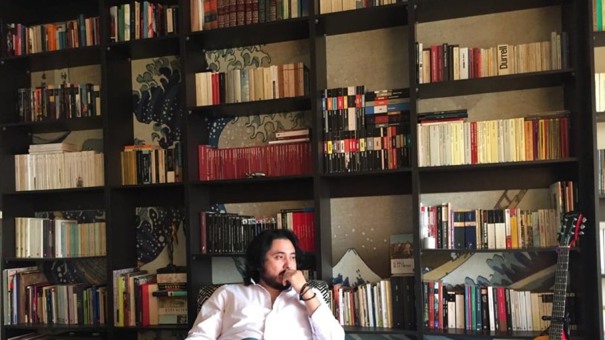 Ernesto Carrión nació en 1978. Es autor de más de una veintena de libros, entre poemarios y novelas. Ganó el Premio Casa de las Américas por la obra 'Incendiamos las yeguas en la madrugada'.