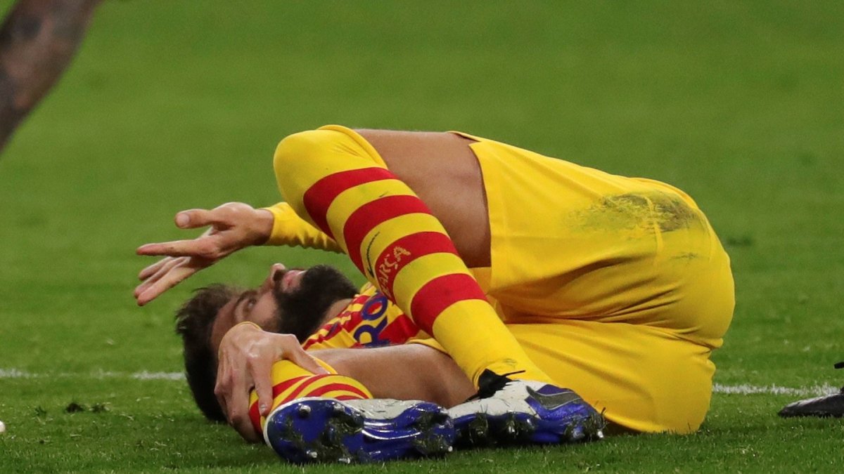 El defensa del FC Barcelona se queja en el suelo tras una jugada durante el encuentro correspondiente a la décima jornada de primera división ante el Atlético de Madrid.