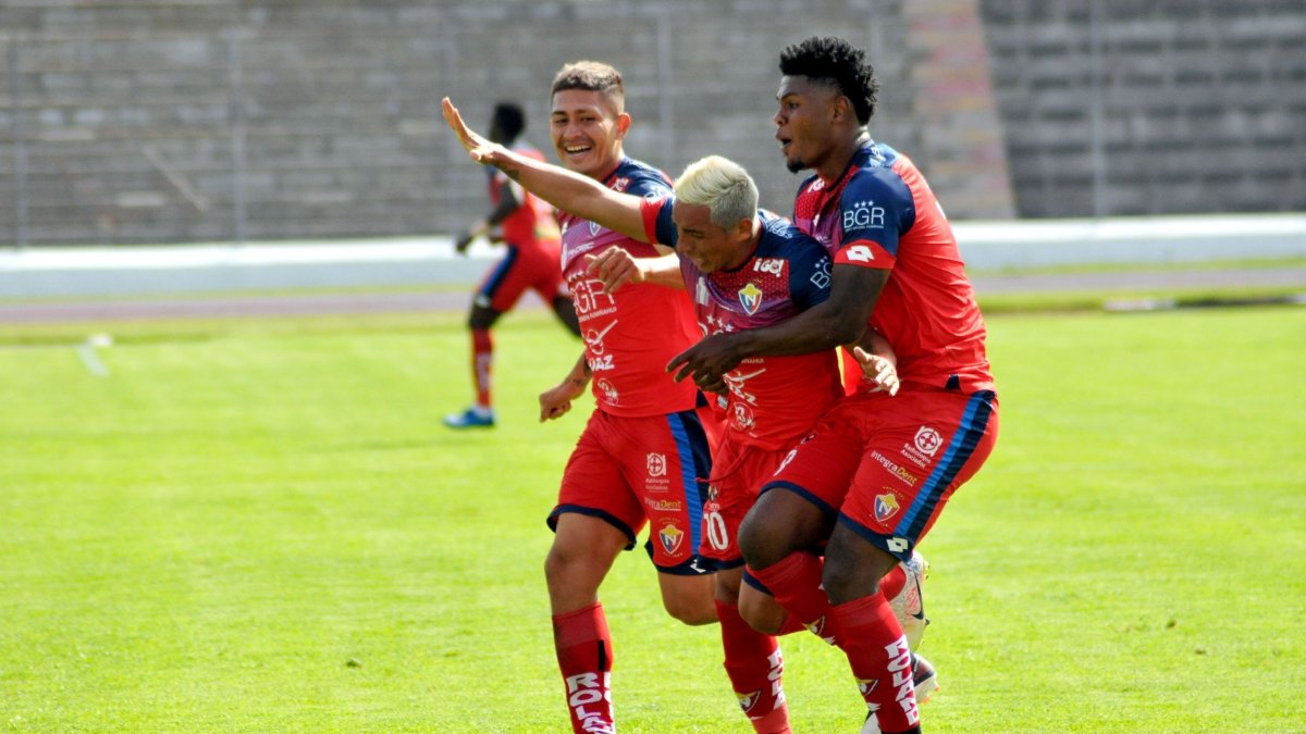 Hólger Matamoros (c) es felicitado por sus compañeros tras marcar el gol del triunfo de El Nacional.