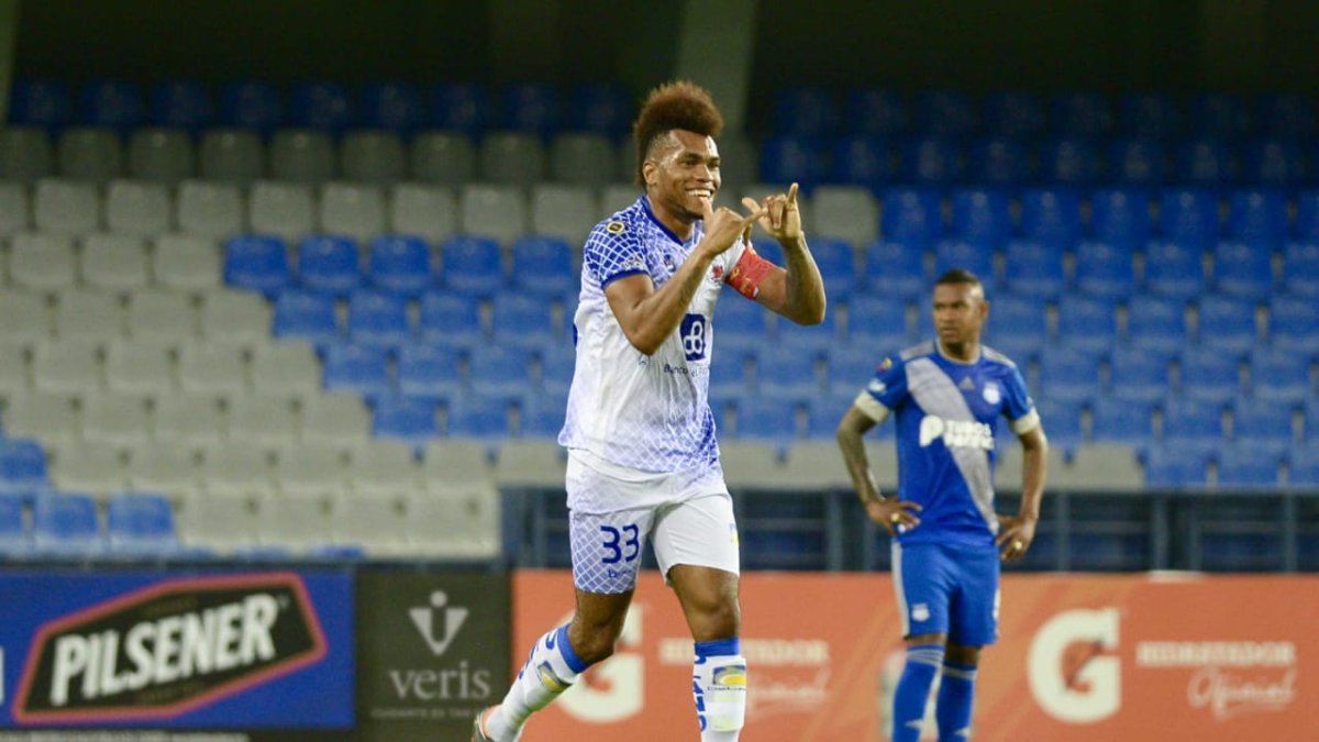 Jugador del Delfín celebra el gol.