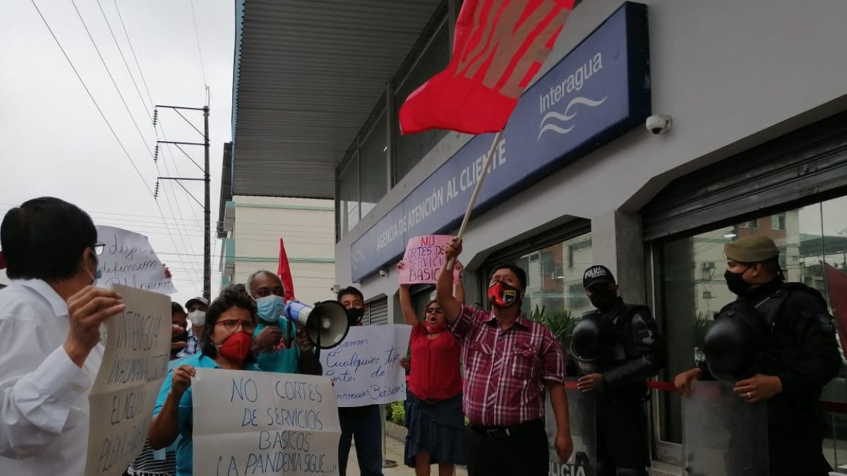 La protesta fue esta mañana en los exteriores de Interagua.