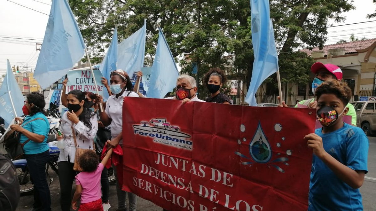 Los usuarios, días atrás, cuando solicitaron el apoyo de otras entidades, como la Defensoría del Pueblo, para evitar la suspensión y el cobre inmediato.