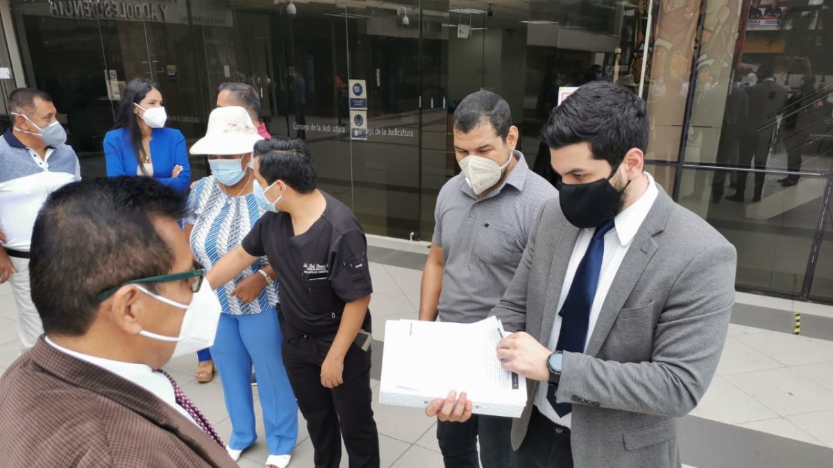 Algunos de los docentes que realizaron la petición, este 23 de noviembre.