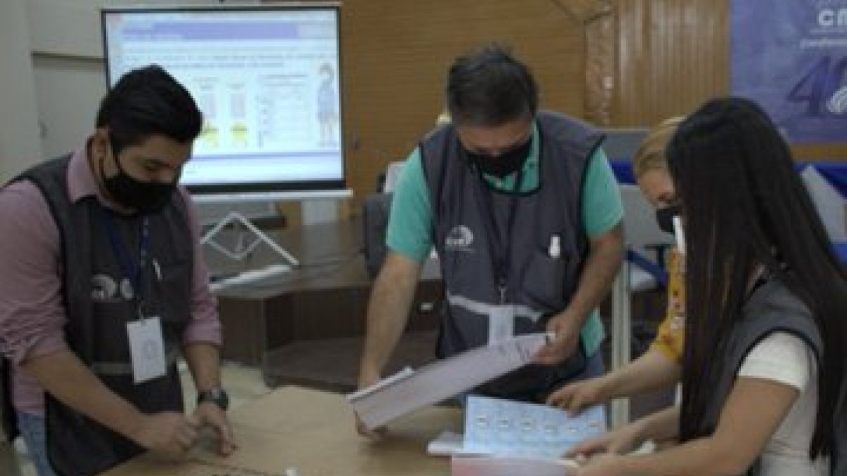 En la delegación del CNE en Guayas se prepara a los capacitadores para que en los próximos días realicen sus talleres en territorio.