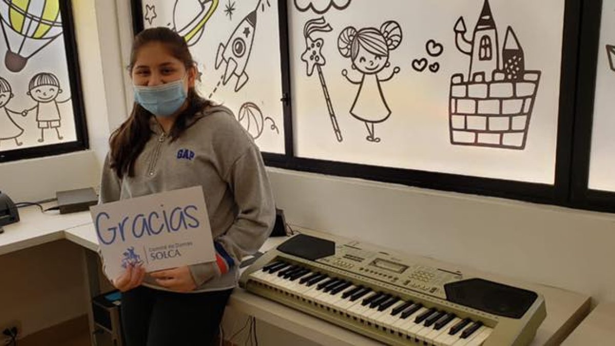 Los niños reciben las primeras donaciones de instrumentos musicales.