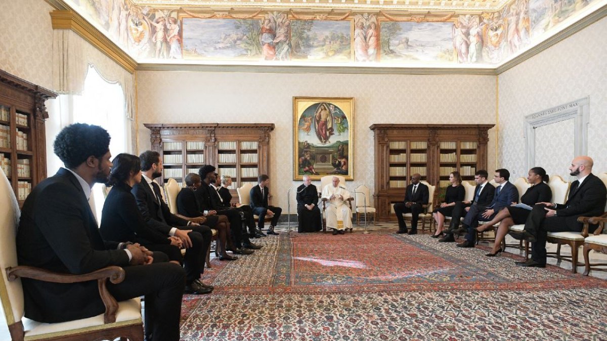 Una comitiva de jugadores y dirigentes de la NBA visitó el Vaticano y fue recibido por el papa Francisco.