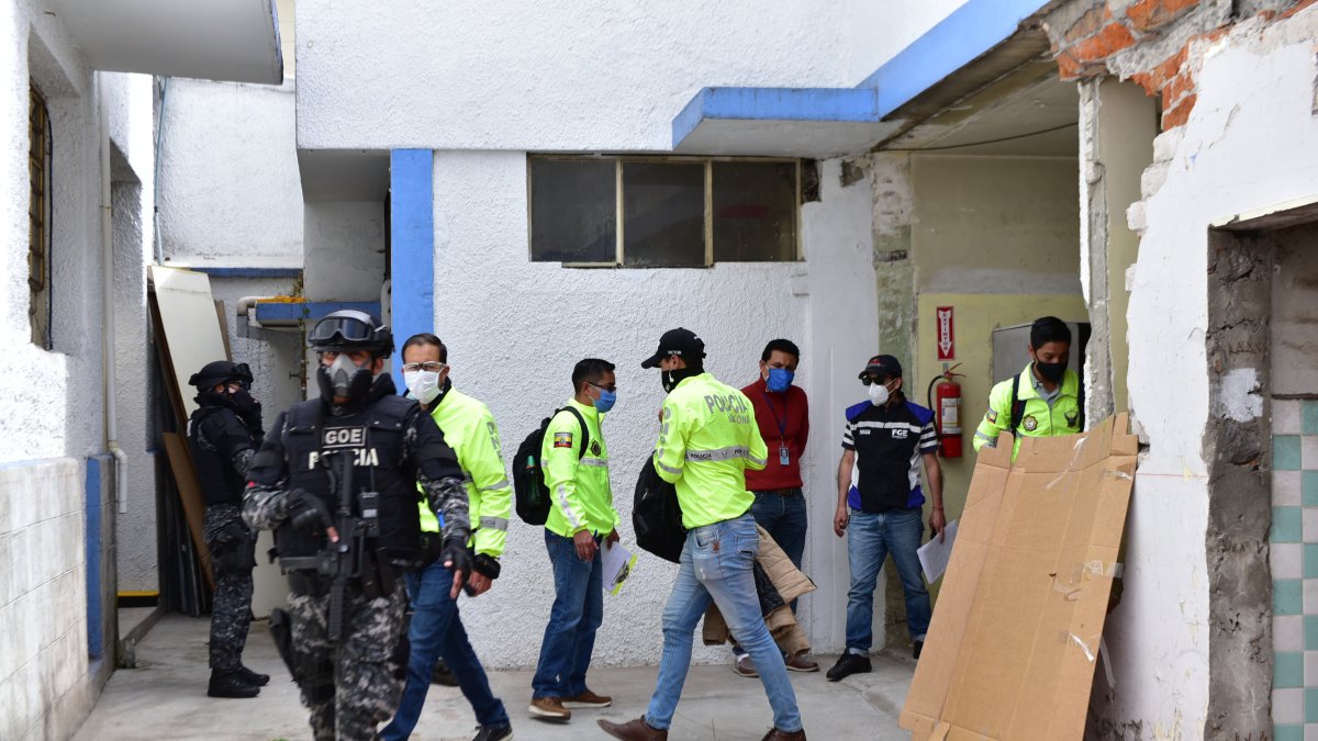 En junio, la Fiscalía emprendió varios operativos en hospitales públicos y del IESS donde habrían operado la red delictiva.