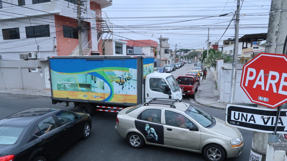 Punto. Además de Ficus y Costanera A, los residentes coinciden en que otro punto caliente es la calle Higueras, donde los vehículos se estacionan y bloquean la mirada de los conductores.