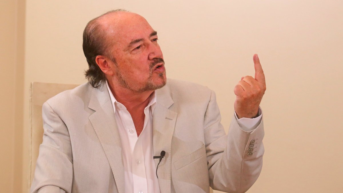 Larrea también fue diputado y ejerció como subsecretario administrativo del Ministerio de Gobierno y Policía durante la administración del expresidente Abdalá Bucaram.