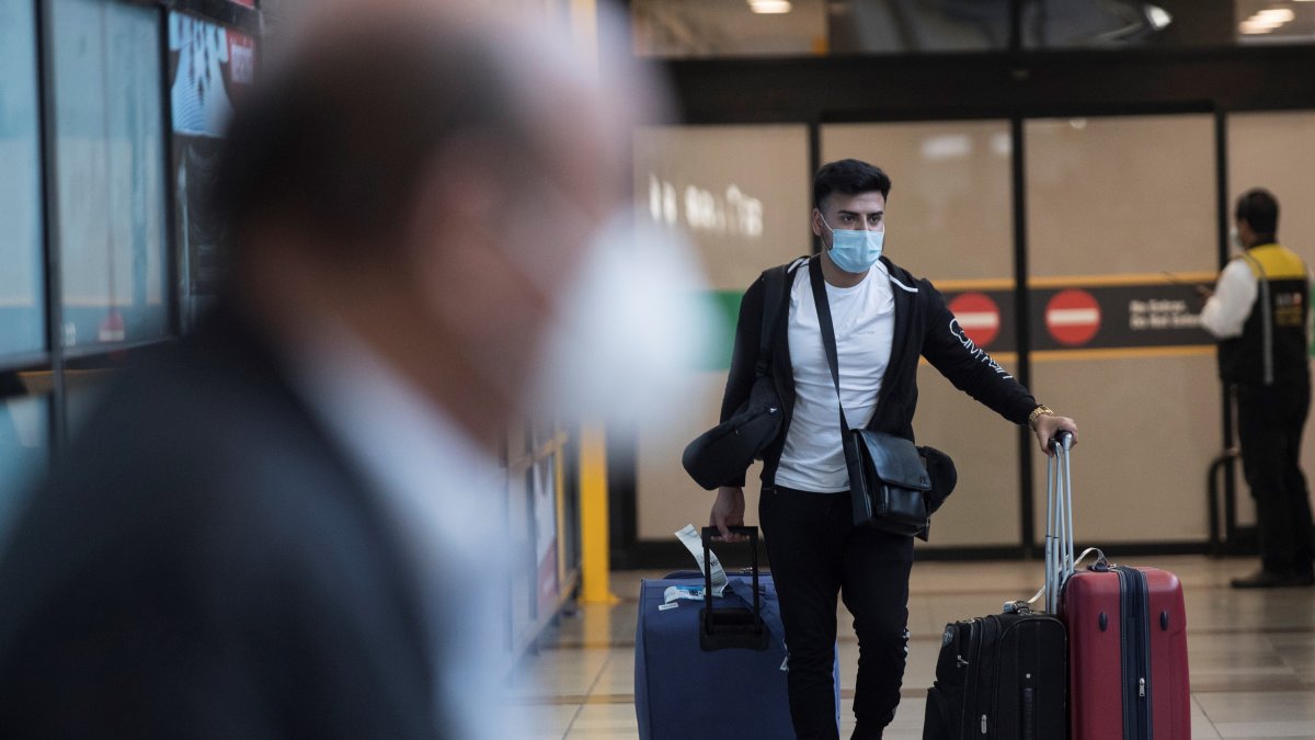 La entrada de turistas ha sido una de las medidas más importantes que anunciaron las autoridades en las últimas semanas, después de que se registraran varios meses sin grandes altibajos en las cifras de la pandemia.