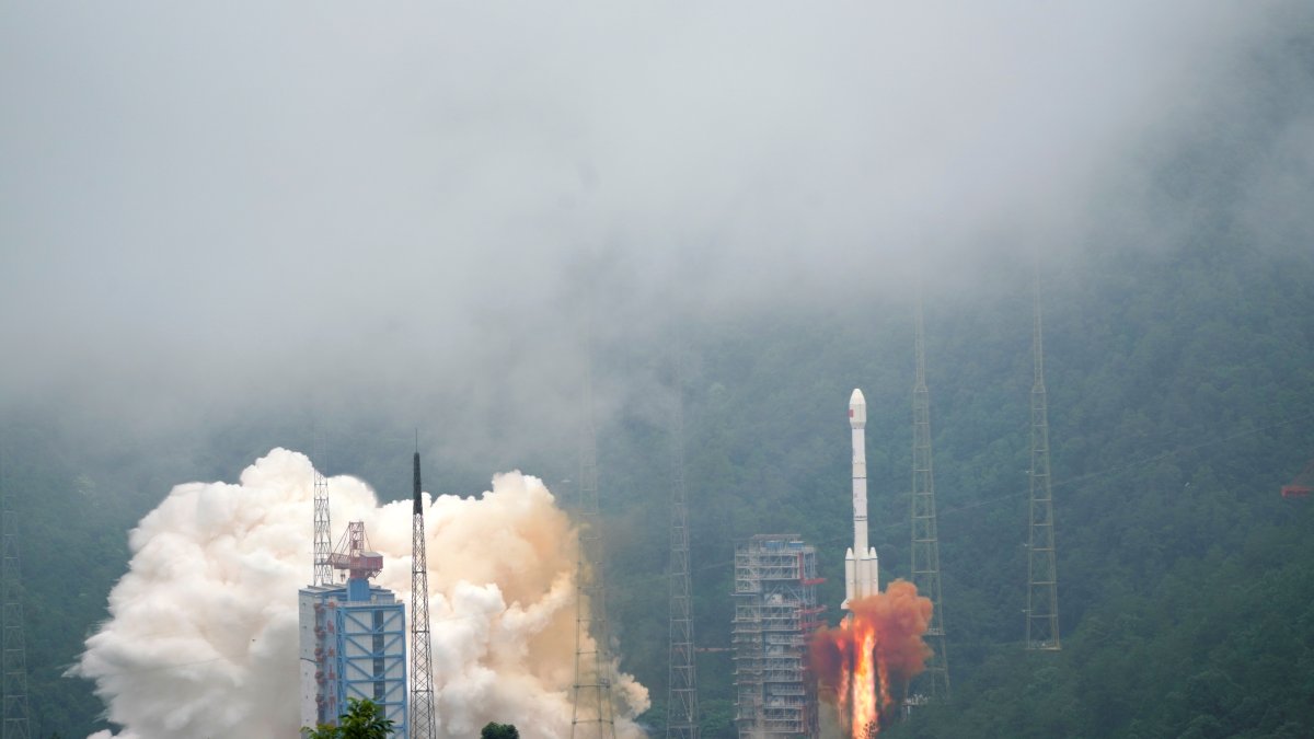 Se espera ahora que la Chang'e-5 despliegue varios módulos sobre la superficie lunar para recolectar unos dos kilogramos de muestras en un área no visitada anteriormente en la cara visible de la Luna.