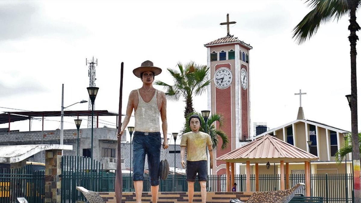 1. Imagen. El monumento al canoero ubicado en el parque central