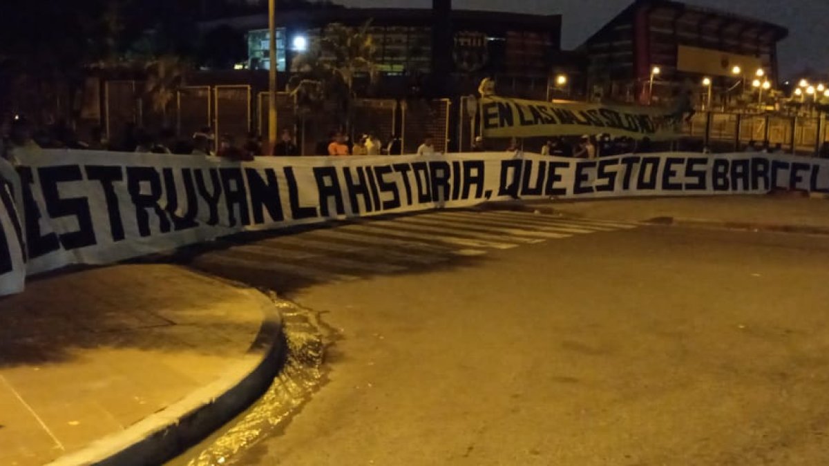 Los hinchas mientras esperaban con pancartas a los jugadores en el Monumental.