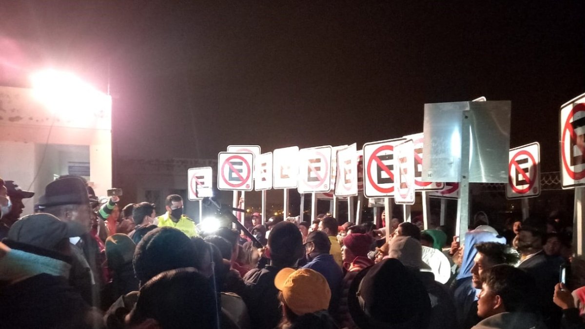 Saquisilí. Al concluir la jornada del secuestro, los manifestantes se llevaron hasta las señales de No Estacionar.