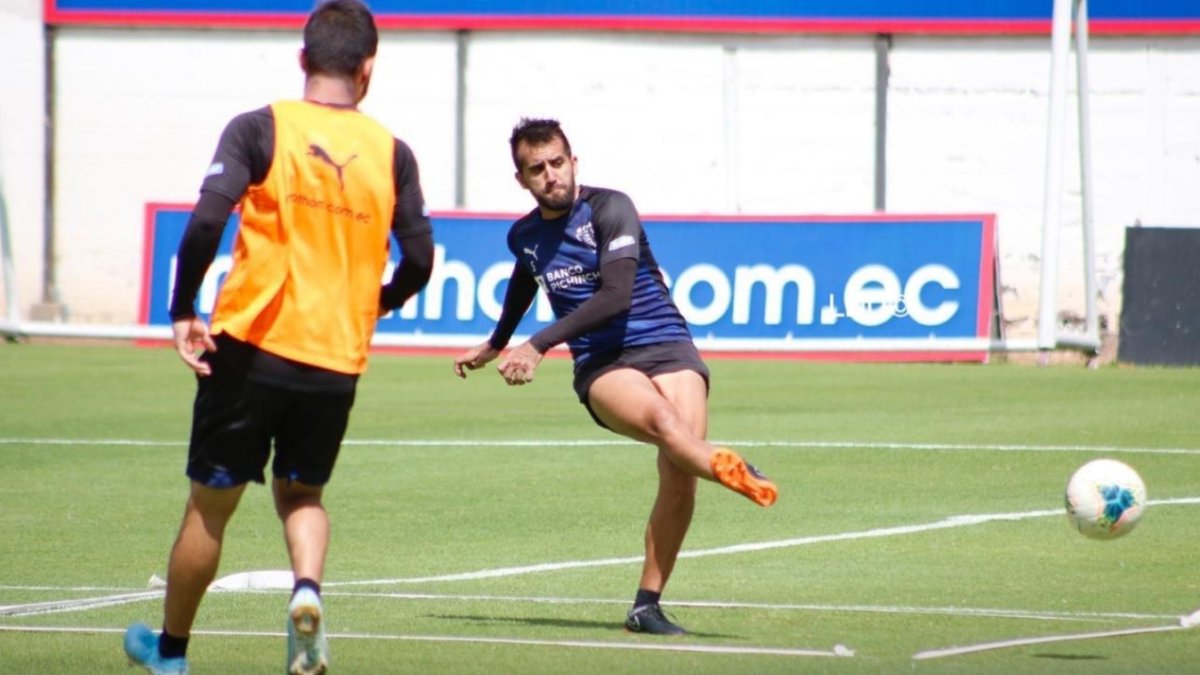 El volante Lucas Villarruel se perfilaba para ser titular ante el Santos de Brasil, la tarde de este martes.